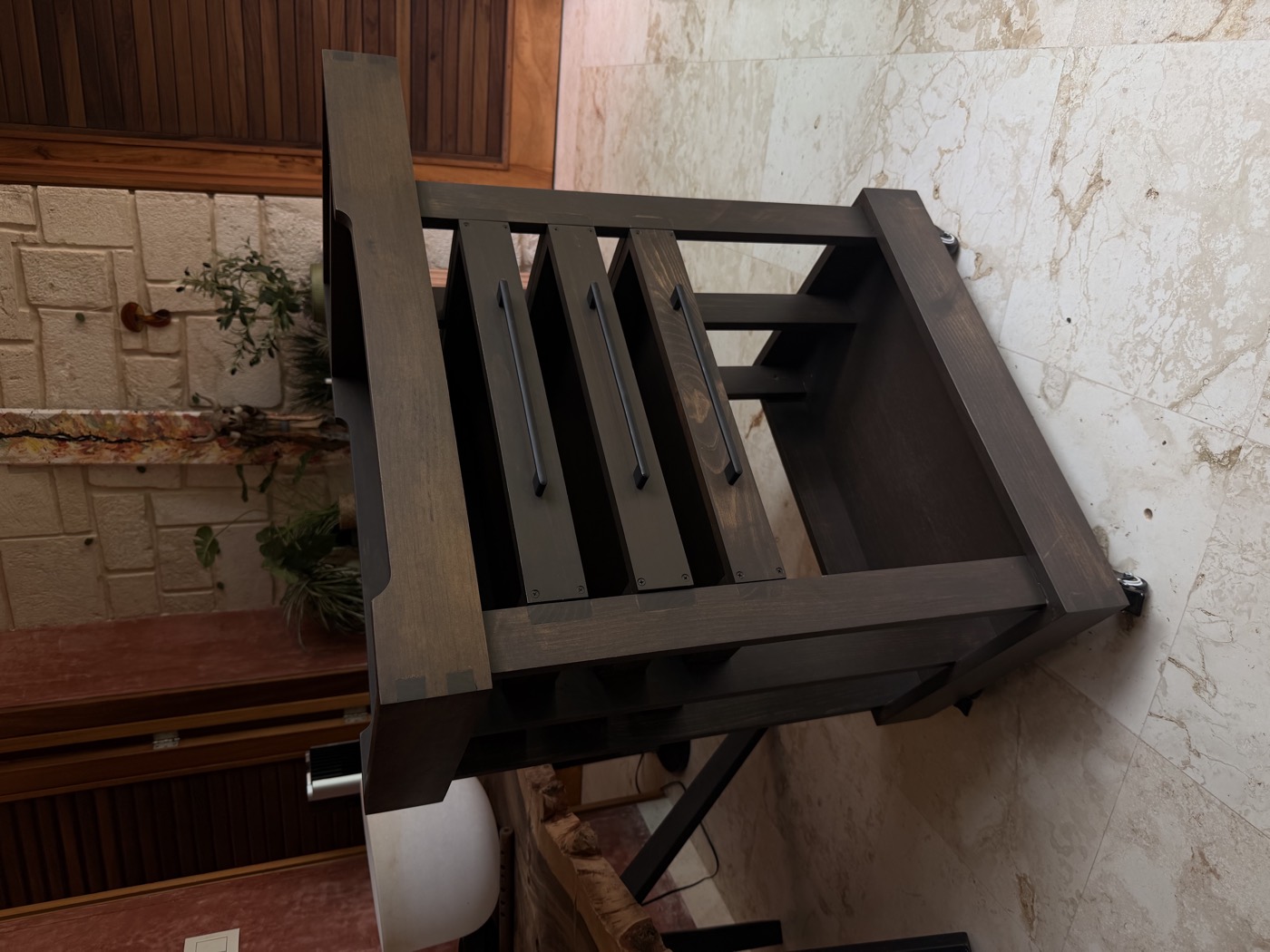 Carrito de madera oscura con tres cajones