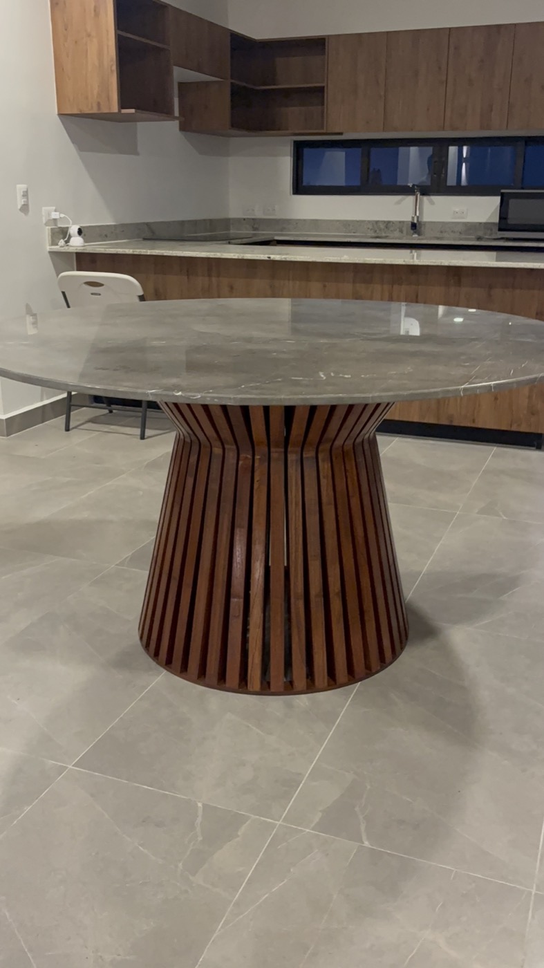 Mesa de comedor redonda con base de listones de caoba