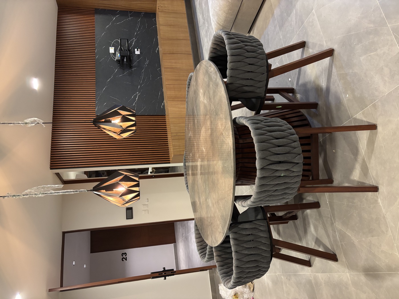 Comedor con sillas tejidas
