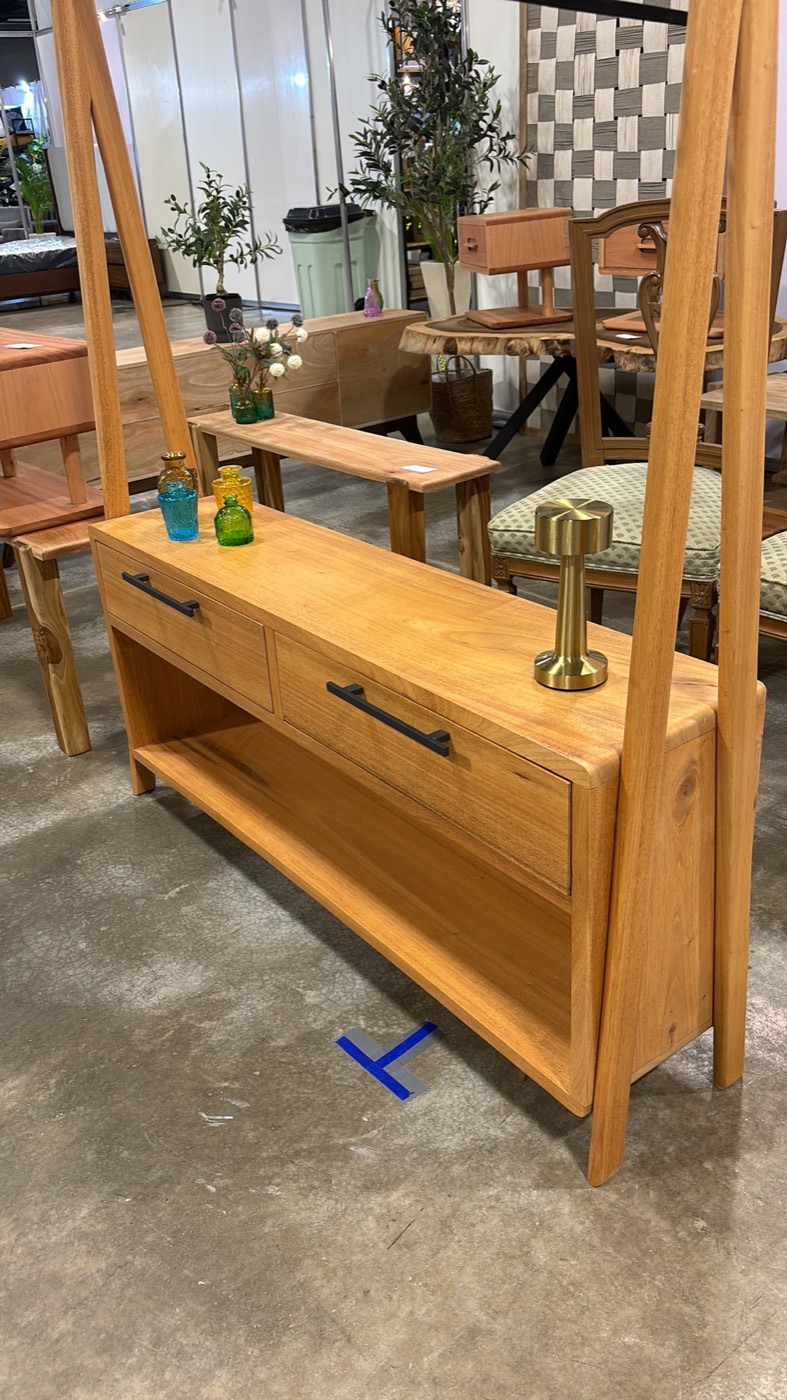 Consola de madera clara con dos cajones y entrepaño