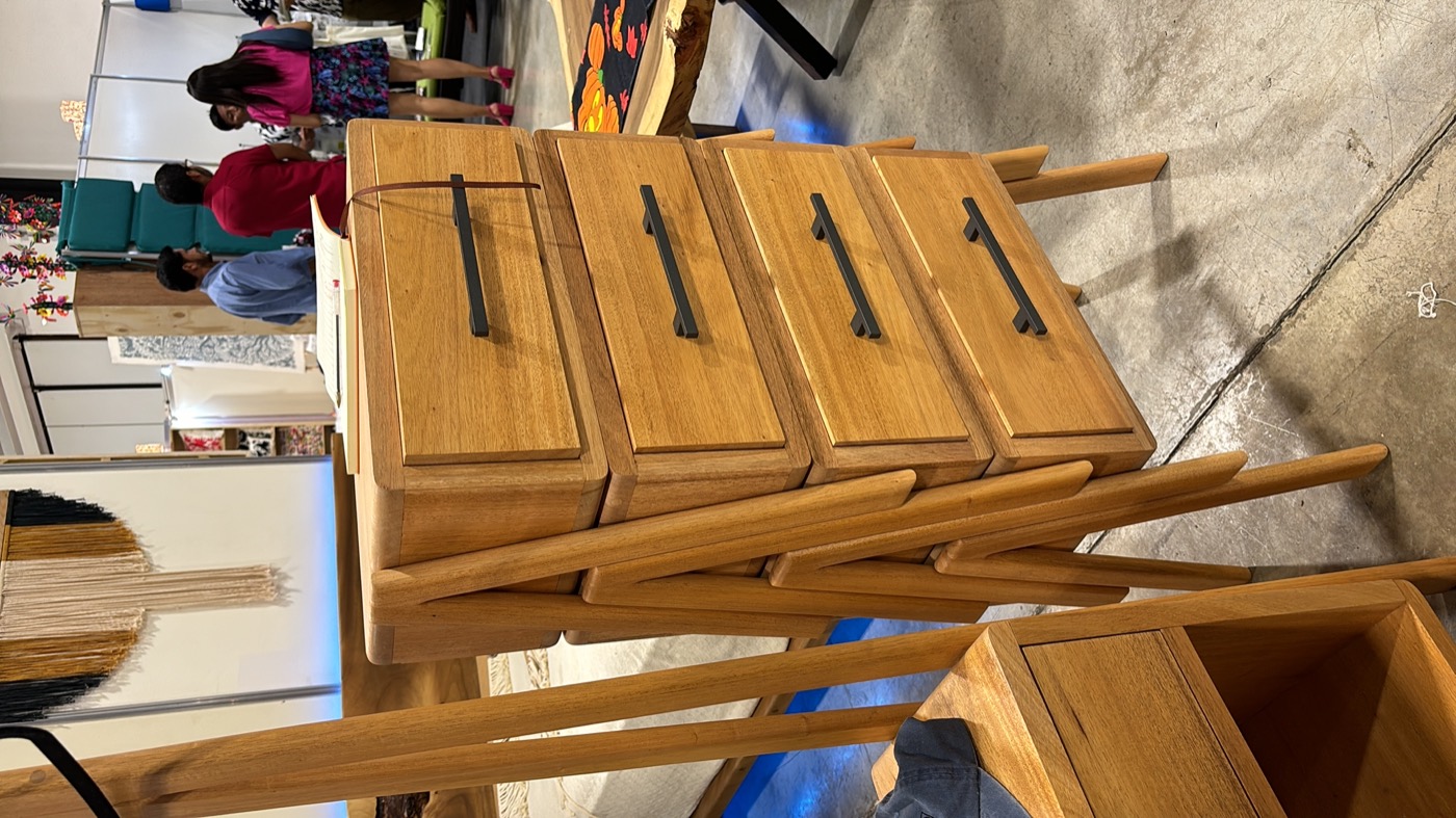 Cajonera alta de madera clara con cuatro cajones