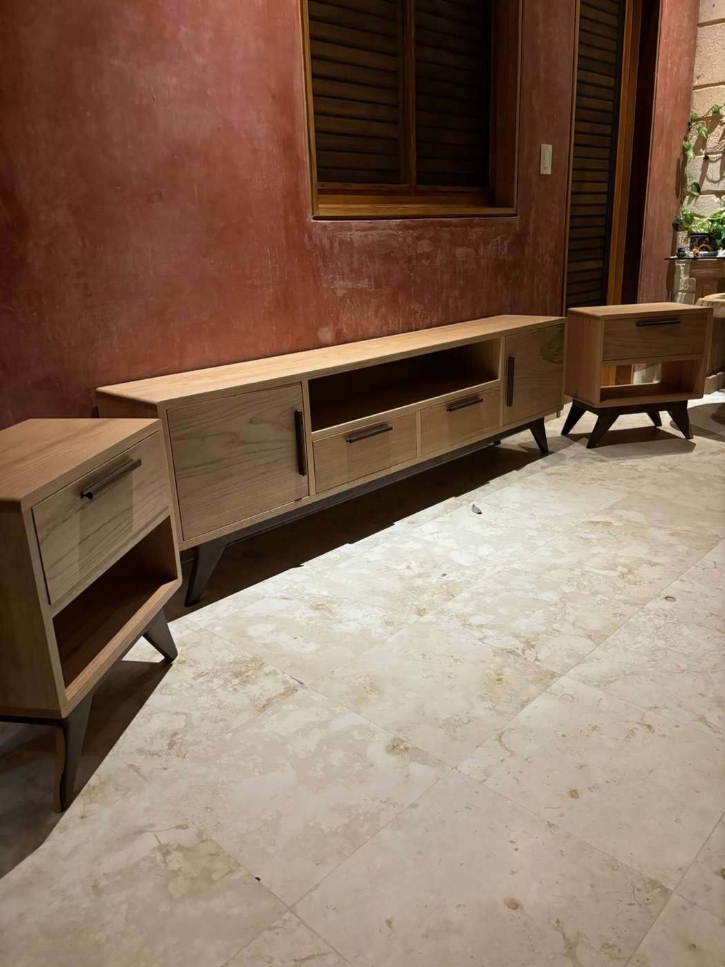 Credenza baja de madera y buró con patas inclinadas