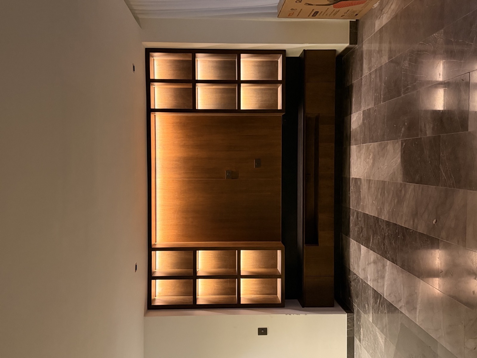 Mueble de TV en encino con repisas iluminadas en Art House