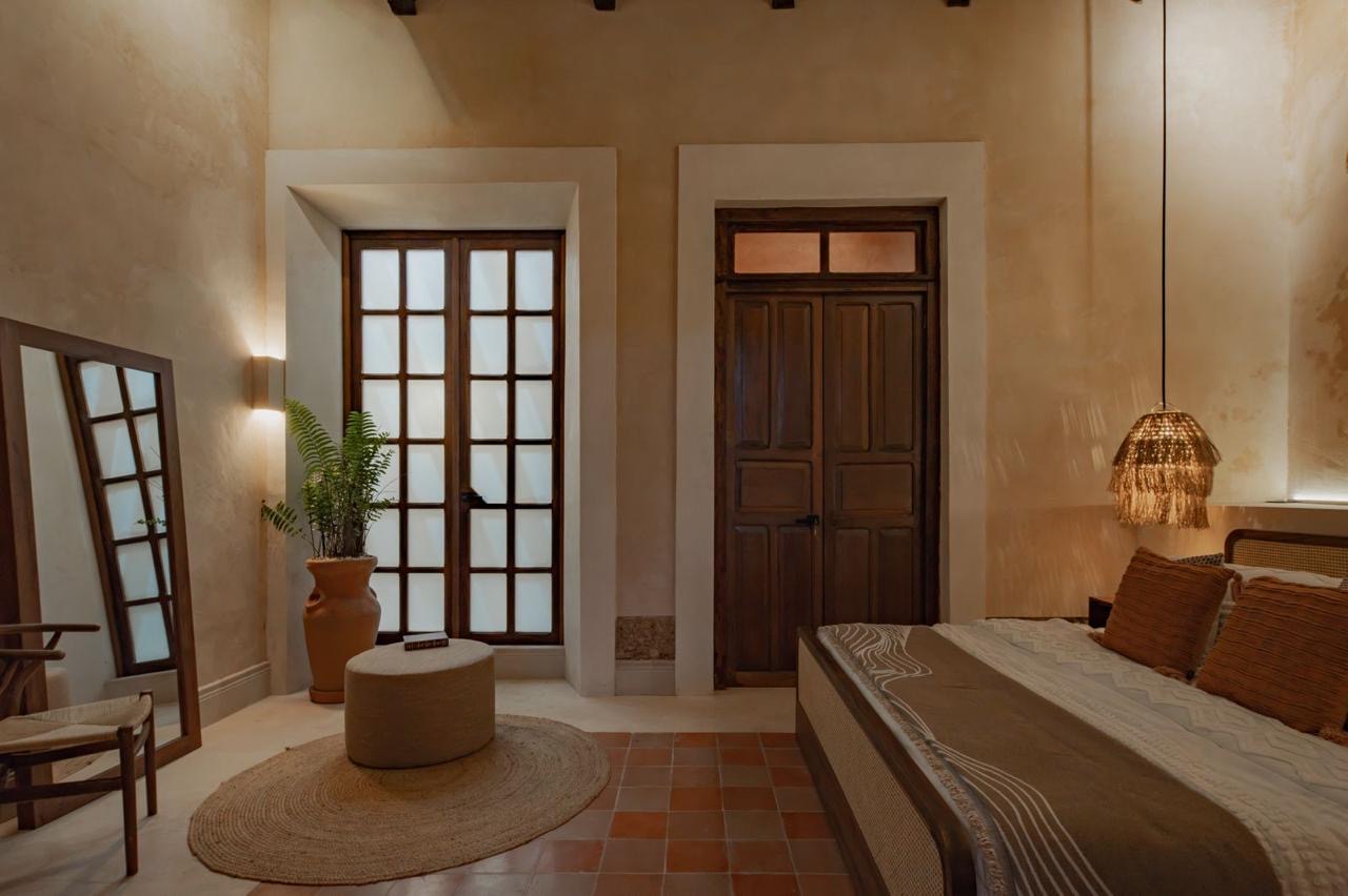 Recámara de Casa Lourdes con puerta colonial restaurada